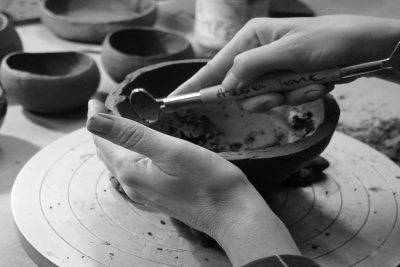 cours de céramique de annie metzger - atelier terre de lune - stage émail - pesée des matières premieres
