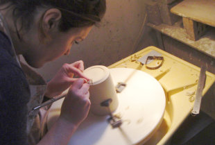 cours de céramique de annie metzger - atelier terre de lune - elève qui tournasse